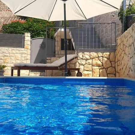 Tomina Apartament *